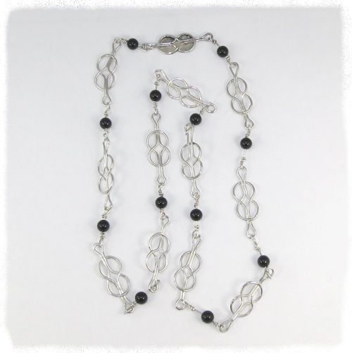 Silver necklace of hercules knots with black agate bead 